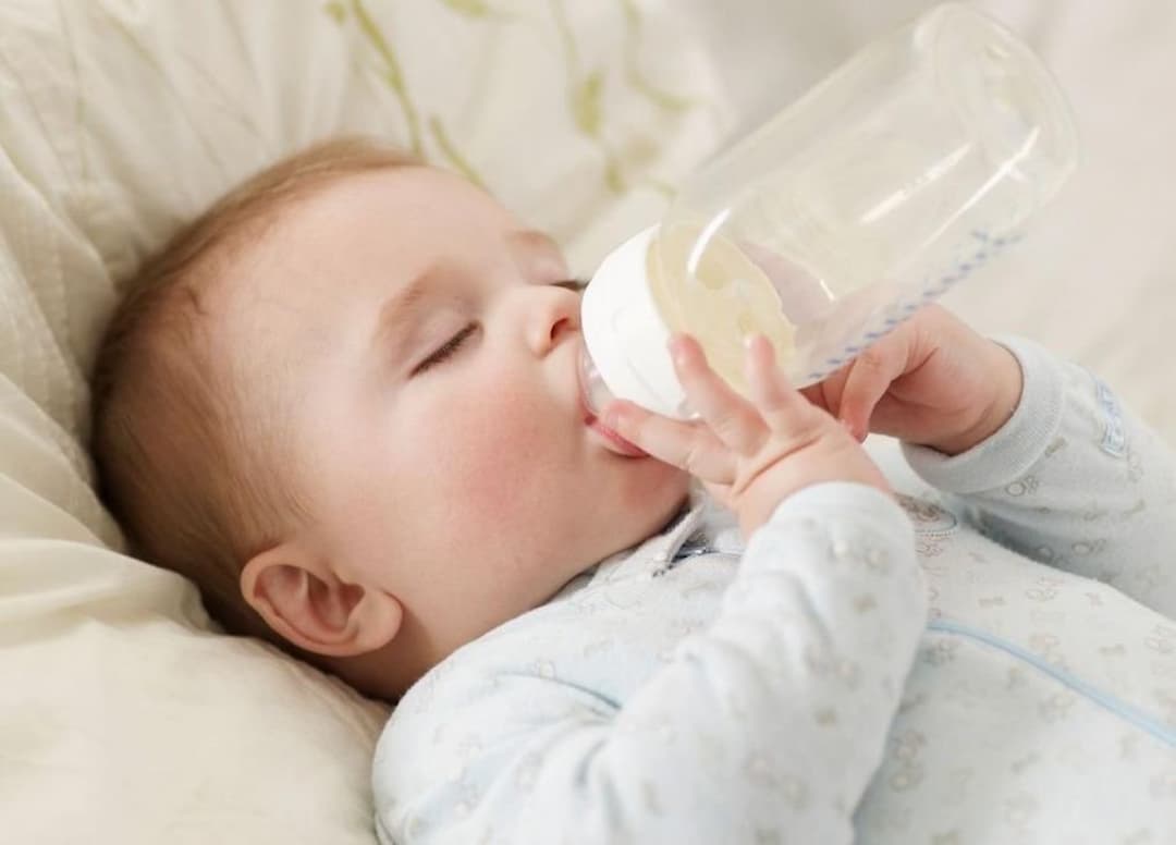 Pha sữa công thức cho bé với nước nóng khoảng vừa phải
