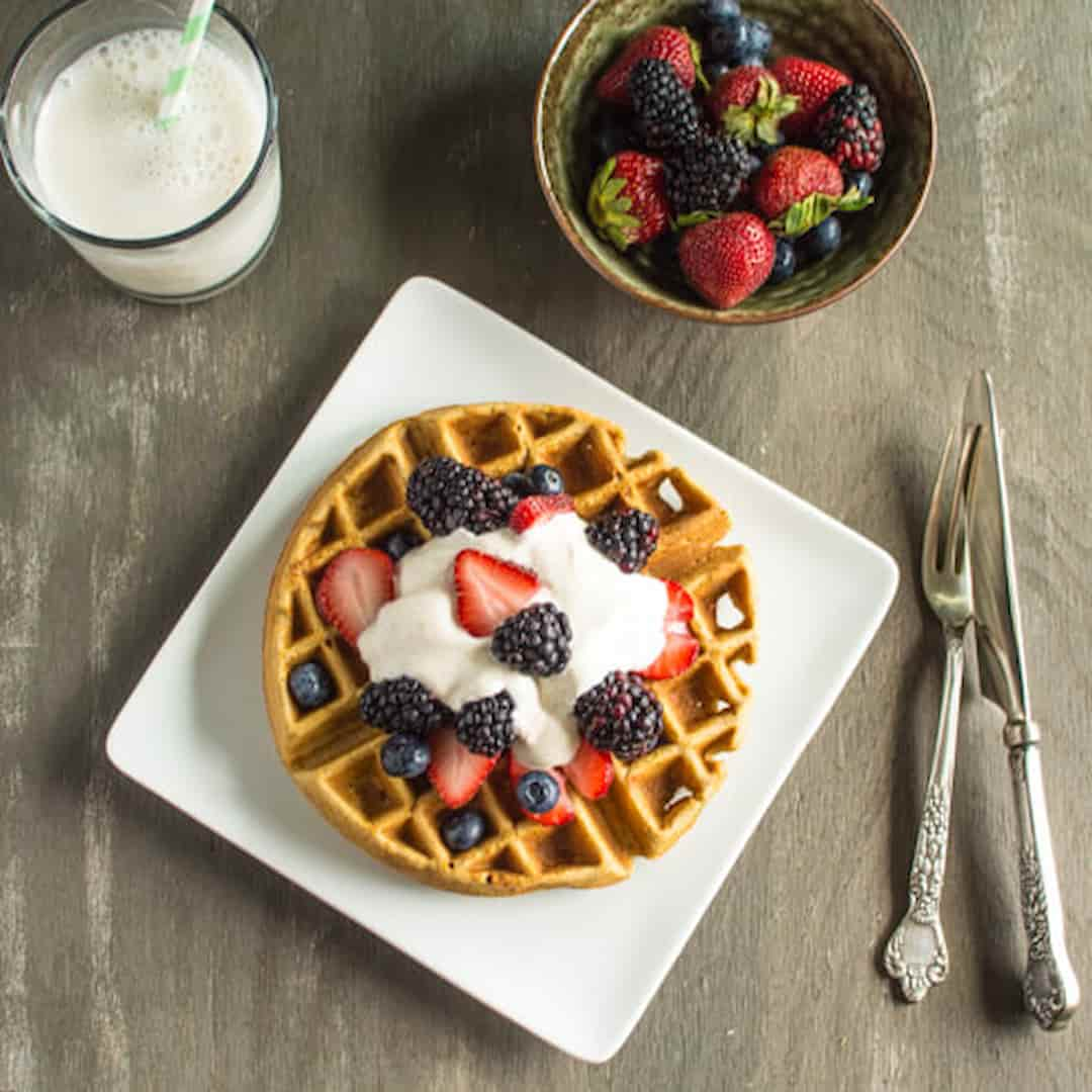 Sữa chua Hy Lạp ăn sáng cùng bánh Waffle