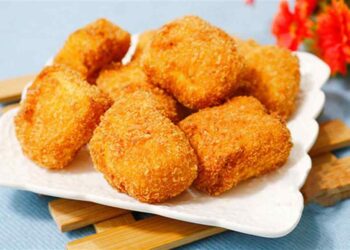 Món bánh có thể ăn kèm cùng với tương ớt để giúp hương vị thêm đậm đà