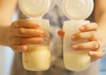 Rất nhiều mẹ băn khoăn sữa mẹ để ngoài được bao lâu, ảnh hưởng gì