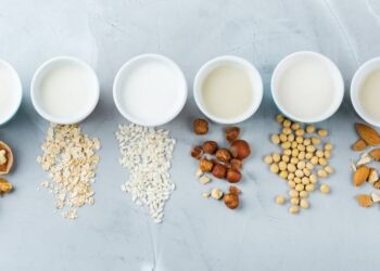 Cách làm sữa hạnh nhân cùng với những loại hạt khác