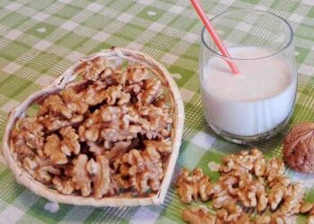 Dinh dưỡng trong sữa óc chó bao gồm dưỡng chất nào?