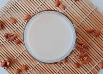 Đối tượng nên uống sữa óc chó là ai và dùng như thế nào?