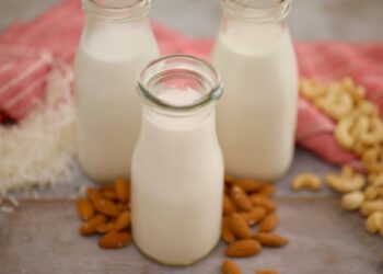 Người không nên uống sữa bò là ai? Giải thích nguyên nhân