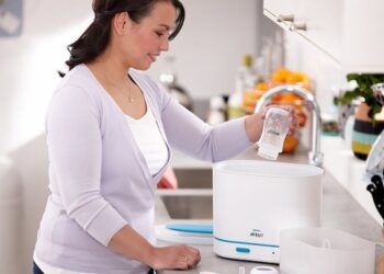 Cách pha sữa bột cho trẻ sơ sinh đúng cách