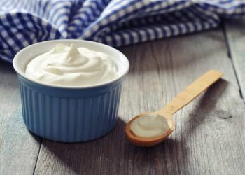 Cách làm sữa chua Hy Lạp bằng nồi cơm điện đơn giản, ngon nhất tại nhà