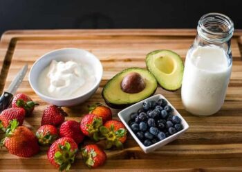 Cách làm sinh tố bơ sữa chua không đường giảm cân tại nhà