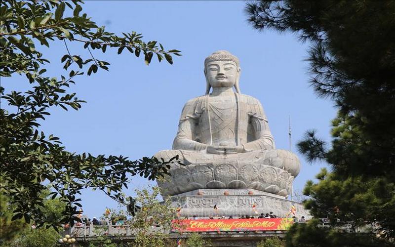 Tượng Phật A Di Đà ở chùa Phật Tích