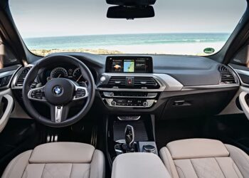 Nội thất xe BMW ưu tiên vật liệu cao cấp như da thật, kim loại và gỗ quý