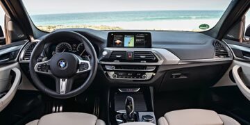 Nội thất xe BMW ưu tiên vật liệu cao cấp như da thật, kim loại và gỗ quý